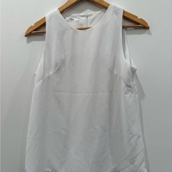 Elegant White Sleeveless Top - Picture 1 of 3